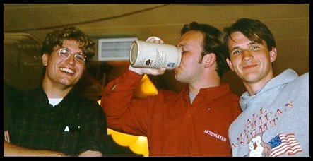 Drie huisgenoten, één van hen drinkt een adje