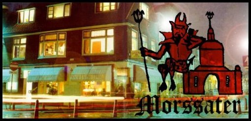 Het huis aan de Morsstraat bij avond, met het Morssater-embleem