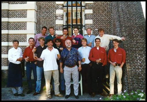 Groepsfoto van oud-huisgenoten voor de Morspoort
