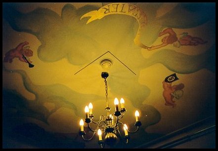 Het beschilderde plafond met engeltjes en het Morssater-lint