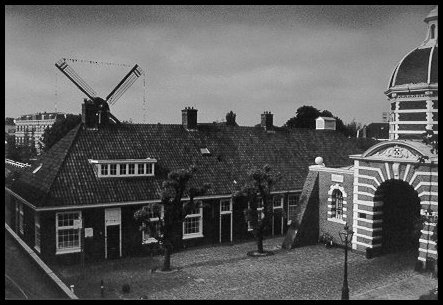 Uitzicht vanuit het huis op de Morspoort